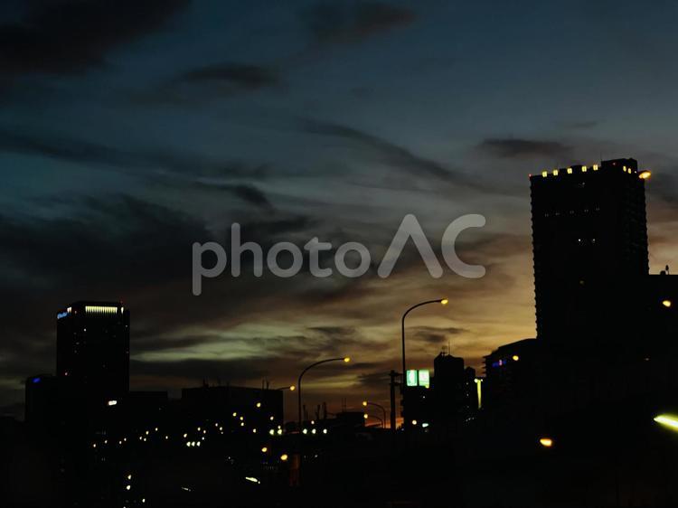 都市の夕暮れ たそがれ,シルエットで映す,ビルの写真素材