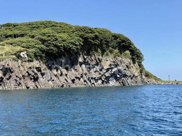 遊覧船から見た福井県東尋坊　雄島の景色 水面,遊覧船,岸壁の写真素材