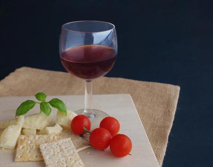 赤ワインとワイングラス  食前酒  赤ワインとワイングラス  食前酒  赤ワイン,ワイン,おつまみの写真素材
