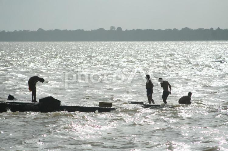 アマゾン河で水浴びする男たち アマゾン河,アマゾン,水浴びの写真素材