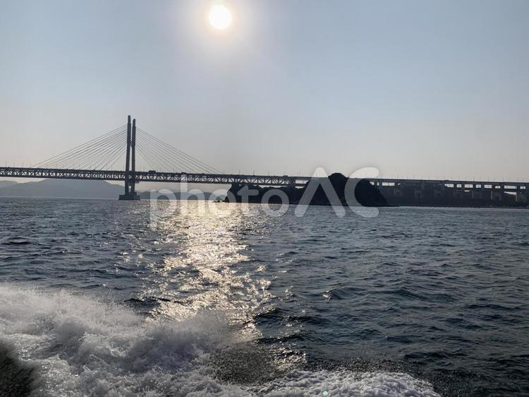2025.03　航跡と夕日 海,航跡,定期船の写真素材