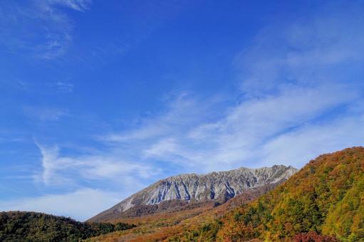 中国地方最高峰「大山」の紅葉 中国地方最高峰「大山」の紅葉の写真