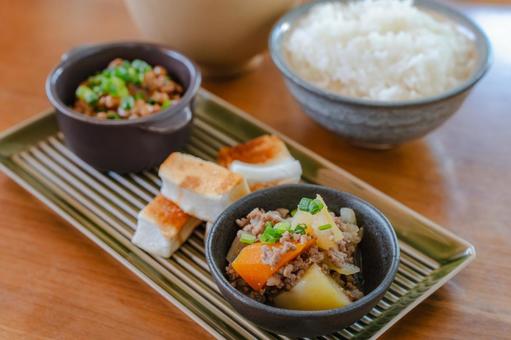 納豆と肉じゃがのごはんの朝食 納豆と肉じゃがのごはんの朝食の写真