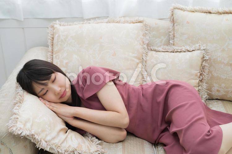 ソファーで横になり寝る20代の女性 女性,人物,日本人の写真素材