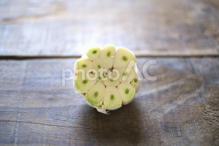 ニンニクを切った断面 ニンニク,野菜,にんにくの写真素材