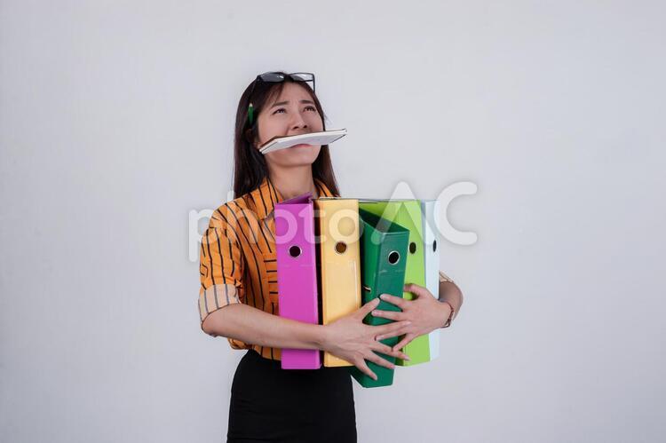 ファイルを抱える女性 ベトナム人,女性,ファイルの写真素材