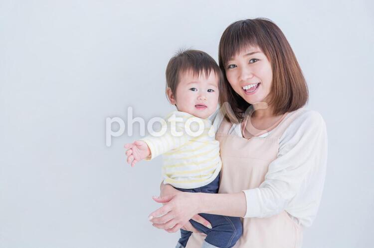 エプロン姿の女性と赤ちゃん 赤ちゃん,主婦,女性の写真素材