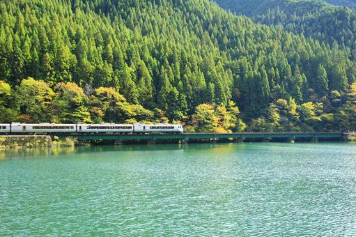 紅葉の鉄橋を走るワイドビューひだ 高山本線,紅葉,鉄橋の写真素材