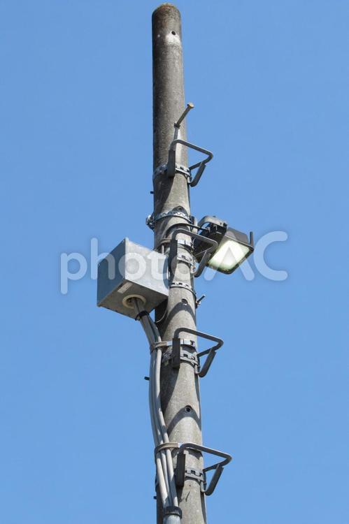 駅舎近くに立つLEDライトの付いた電柱 柱,電柱,電信柱の写真素材