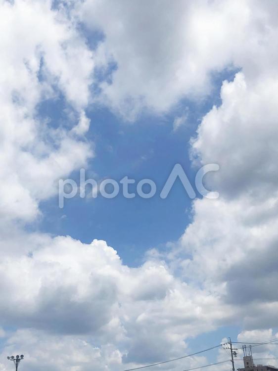 フレームのような雲と青空 雲,空,青空の写真素材