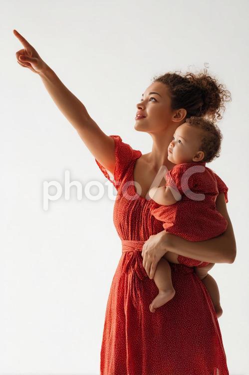 赤ちゃんと指を指すお母さん 赤ちゃん,女性,お母さんの写真素材