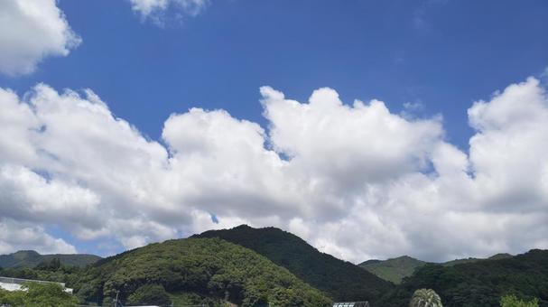 道の駅かまえ から見た夏空と山々 道の駅かまえ から見た夏空と山々の写真