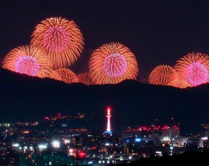 京都東山に咲く花火 京都東山に咲く花火の写真