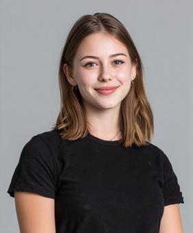 笑顔が魅力的な若い女性のポートレート 笑顔が魅力的な若い女性のポートレートの写真