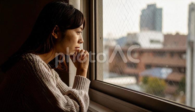 困った顔で手を顎に当てる若い女性 困惑,頭痛,病気の写真素材