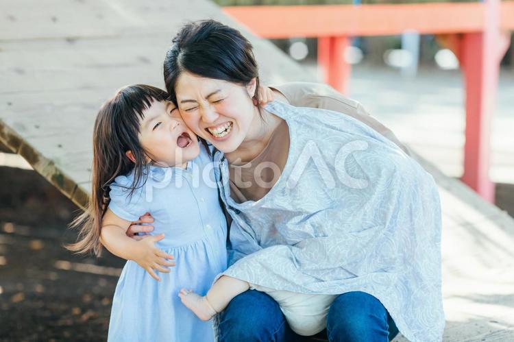 授乳中の笑顔のママ ママ,笑顔,親子の写真素材