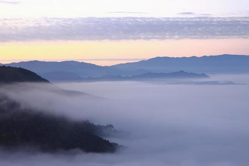 十部一山からの雲海 朝,山並み,シルエットの写真素材
