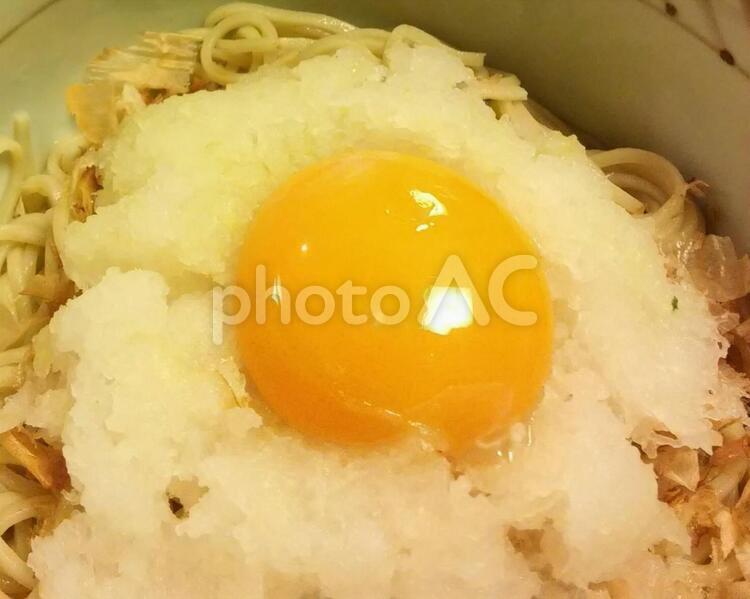 生卵とそば（釜たまそば） そば,釜たま,釜たまそばの写真素材