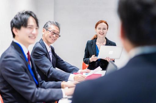 外資系企業で働くビジネスパーソン 男性,異文化,聴くの写真素材