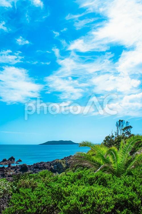 ＜五島の風景＞鐙性溶岩海岸から眺める黒島 空,青空,海の写真素材