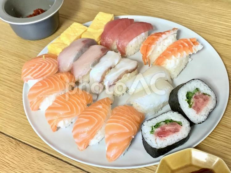 お寿司 寿司,サーモン,まぐろの写真素材