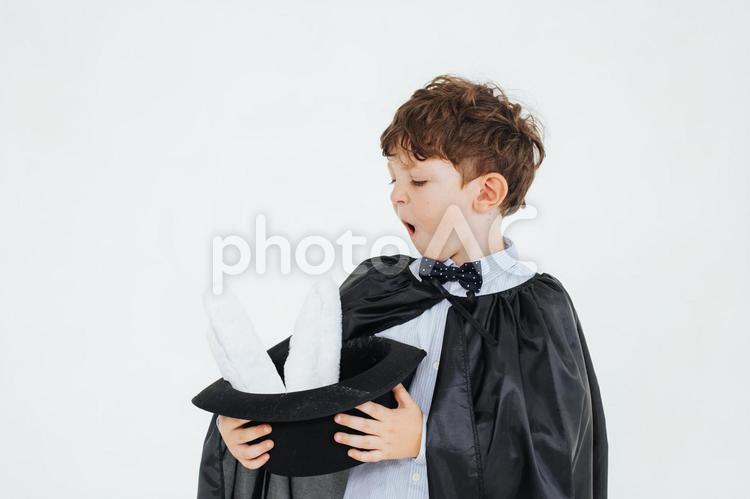 黒い帽子を見て驚く男の子 男の子,帽子,持つの写真素材
