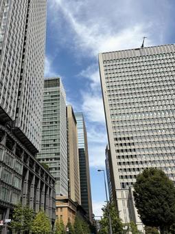 東京駅前の歩道から見える摩天楼の景色 東京駅前の歩道から見える摩天楼の景色の写真