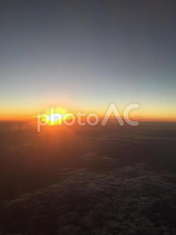 飛行機からの夕日 日暮れ,風景,暁の写真素材