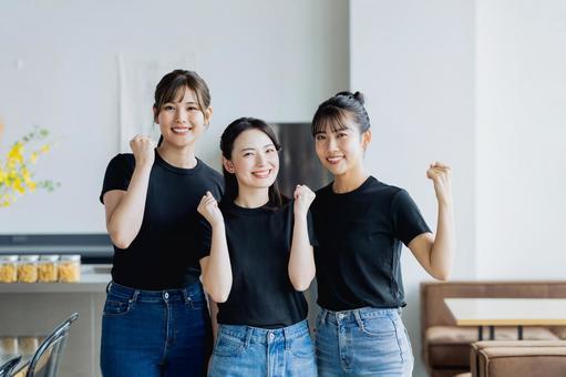 カフェで働く若い女性 カフェで働く若い女性 ガッツポーズ,アルバイト,カフェの写真素材
