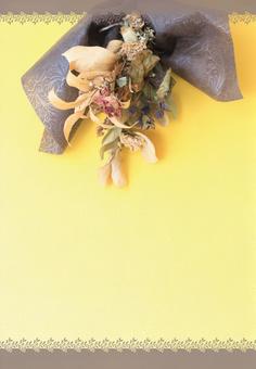 黄色い壁に薔薇のドライフラワースワッグE 黄色い壁に薔薇のドライフラワースワッグEの写真