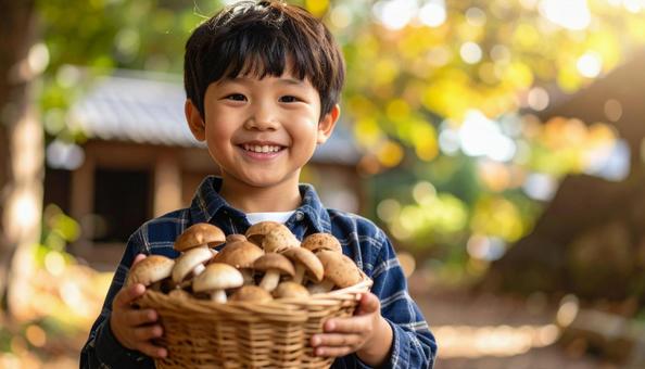 きのこ狩り キノコを収穫して笑顔の男の子 きのこ狩り キノコを収穫して笑顔の男の子の写真