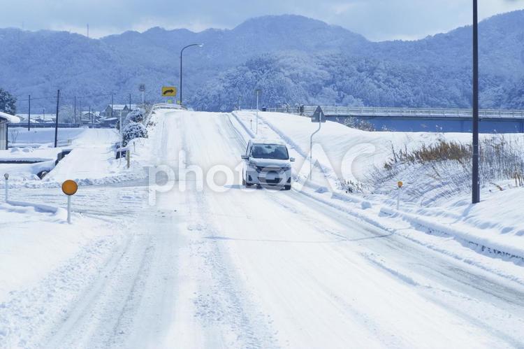 冬の寒さで凍りついた圧雪道路 冬,道,道路の写真素材