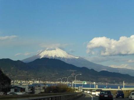 高速道路から見る雲のかかった富士山 高速道路から見る雲のかかった富士山の写真