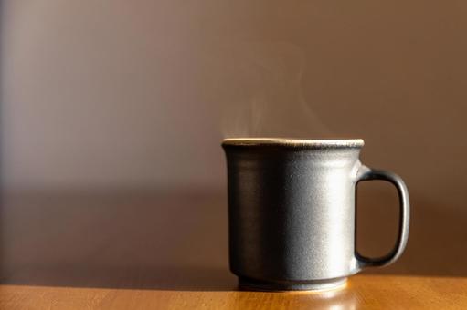 遮光に浮かぶ湯気とマグカップ コーヒー,湯気,珈琲の写真素材