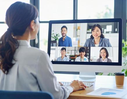 テレビ会議をするビジネスウーマンの写真