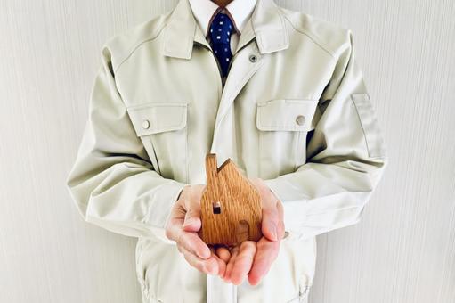 住宅を持つ作業着姿の男性 作業員,家,住宅の写真素材