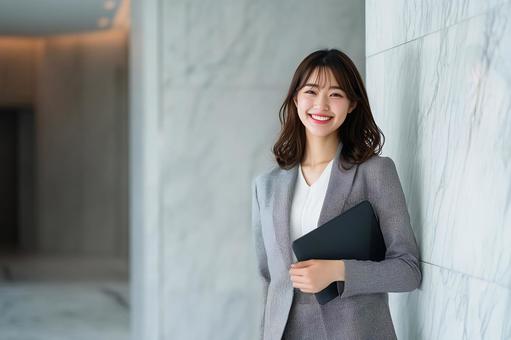 ノートパソコンを持つ笑顔の若い日本人女性 ノートパソコンを持つ笑顔の若い日本人女性の写真