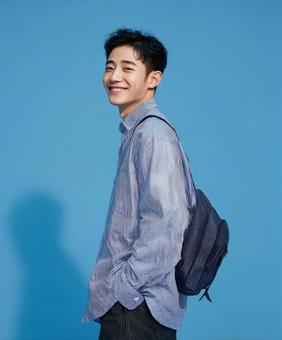 爽やかな笑顔の男性カジュアルファッション 爽やかな笑顔の男性カジュアルファッションの写真