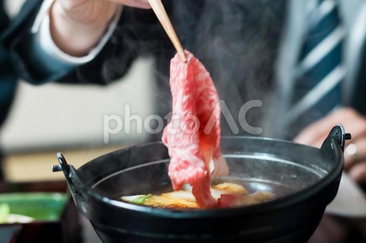 すき焼きをいただく すき焼き,しゃぶしゃぶ,牛肉の写真素材