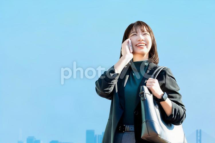 スマホで話す若い女性・ビジネスウーマン 女性,ビジネス,スマホの写真素材