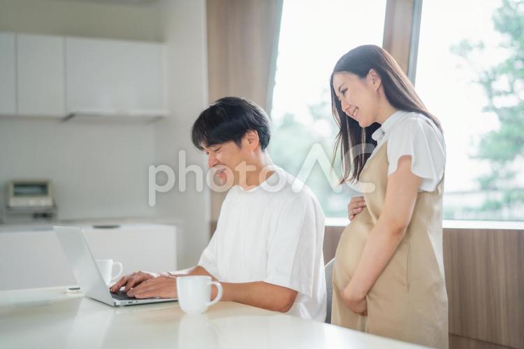 テレワークする男性と妊婦 妊婦,ワーケーション,妊娠の写真素材