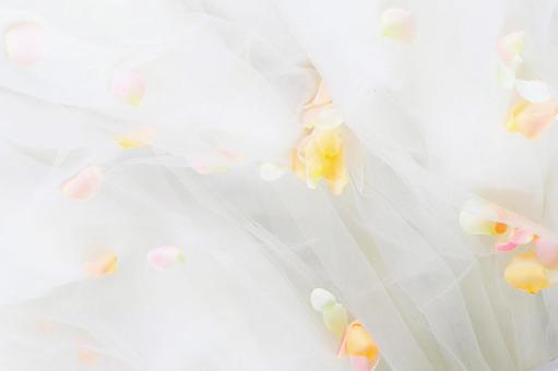 ウェディングイメージ　ベールに散る花びら ウェディング,ウェディングベール,ウェディングドレスの写真素材
