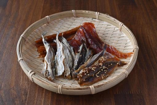 珍味盛り合せ(4種) 珍味盛り合せ(4種) 鮭とば,とば,冬葉の写真素材