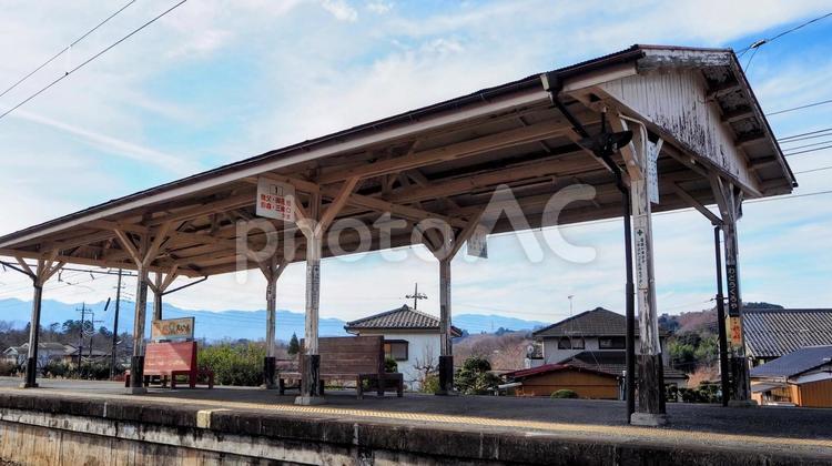 冬の和銅黒谷駅・駅ホーム＆山並み・秩父市 冬,秩父市,和銅黒谷駅の写真素材