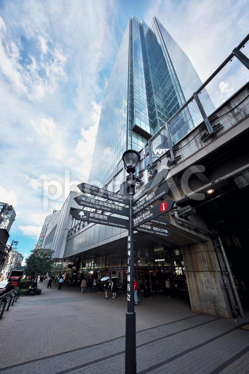 新宿四丁目の案内標識と高層ビル 新宿四丁目,案内標識,街並みの写真素材