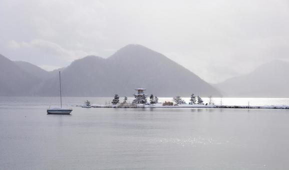 白い光に包まれた洞爺湖とヨットの静寂 洞爺湖,雪化粧,中島の写真素材