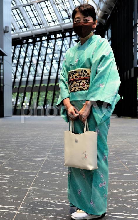 開放的はオフィスビルの無料開放広場に立つ着物の女性 着物,和服,女性の写真素材
