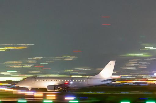夜の空港を疾走するビジネスジェット 夜の空港を疾走するビジネスジェットの写真