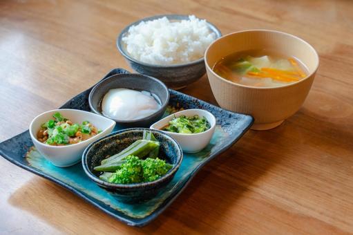 温泉卵と納豆の朝食 温泉卵と納豆の朝食の写真