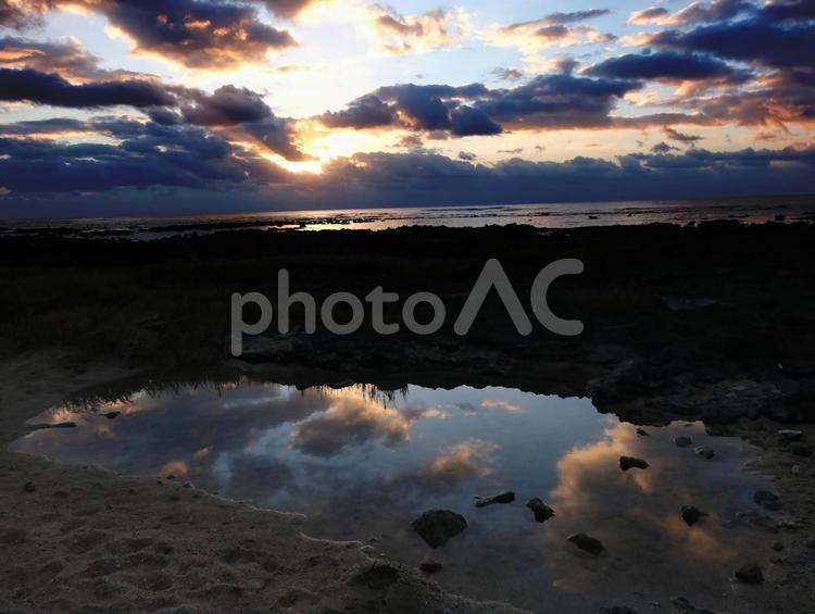 水鏡に映る沖縄海の日の出 日の出,朝日,朝焼けの写真素材
